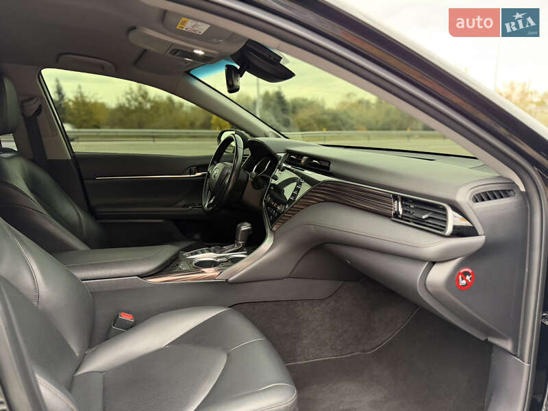Седан Toyota Camry 2019 в Киеве