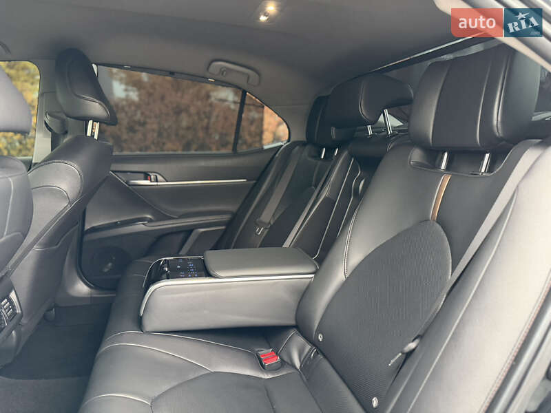Седан Toyota Camry 2019 в Киеве