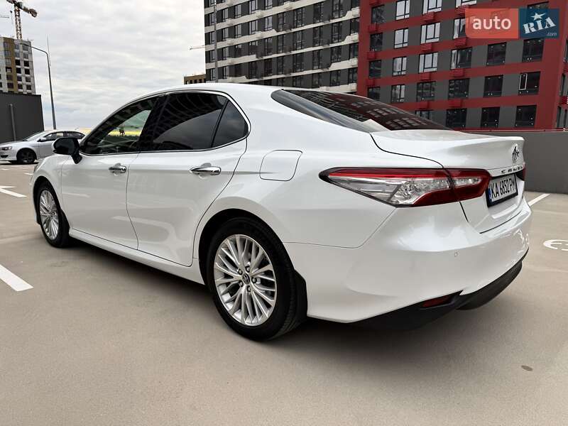 Седан Toyota Camry 2018 в Києві