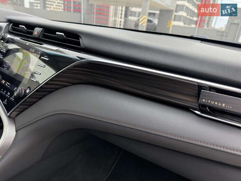 Седан Toyota Camry 2018 в Києві