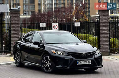 Седан Toyota Camry 2018 в Киеве
