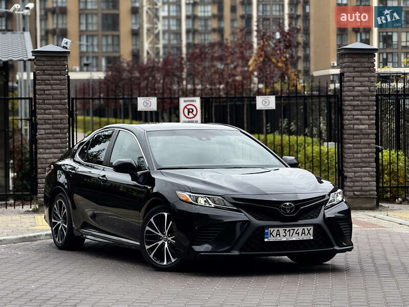 Седан Toyota Camry 2018 в Киеве
