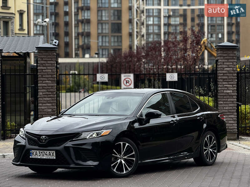 Седан Toyota Camry 2018 в Киеве