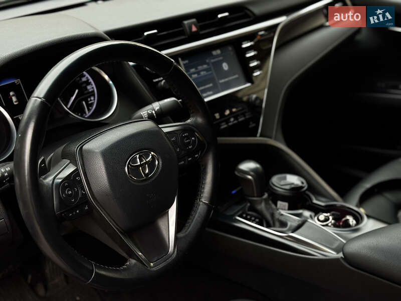 Седан Toyota Camry 2018 в Киеве