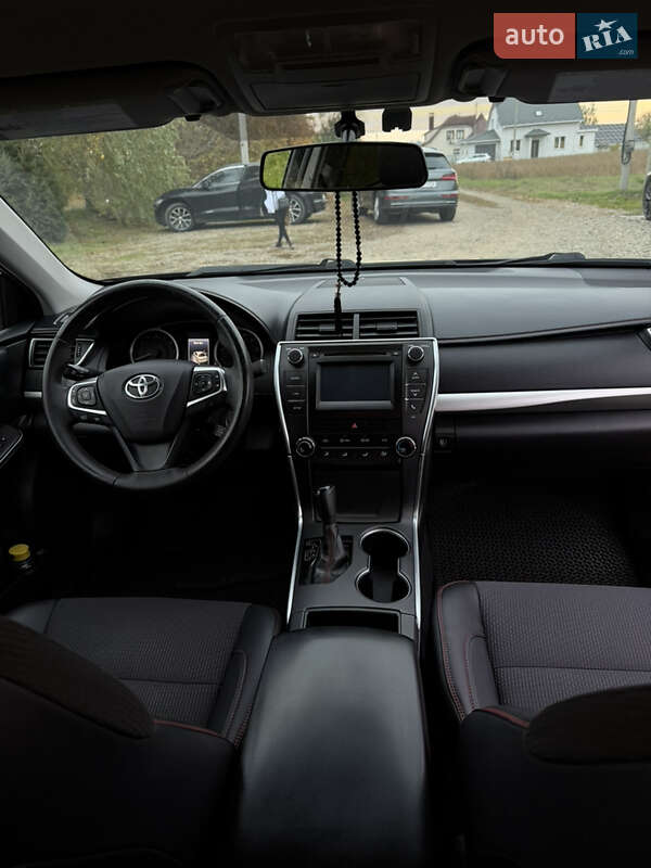 Седан Toyota Camry 2017 в Чернівцях