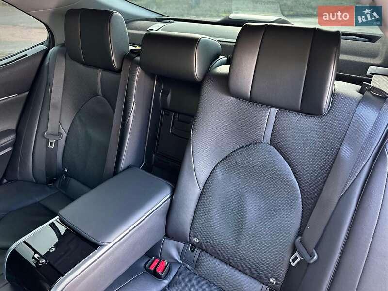 Седан Toyota Camry 2021 в Киеве