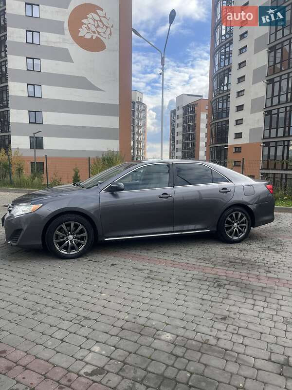 Седан Toyota Camry 2014 в Ивано-Франковске
