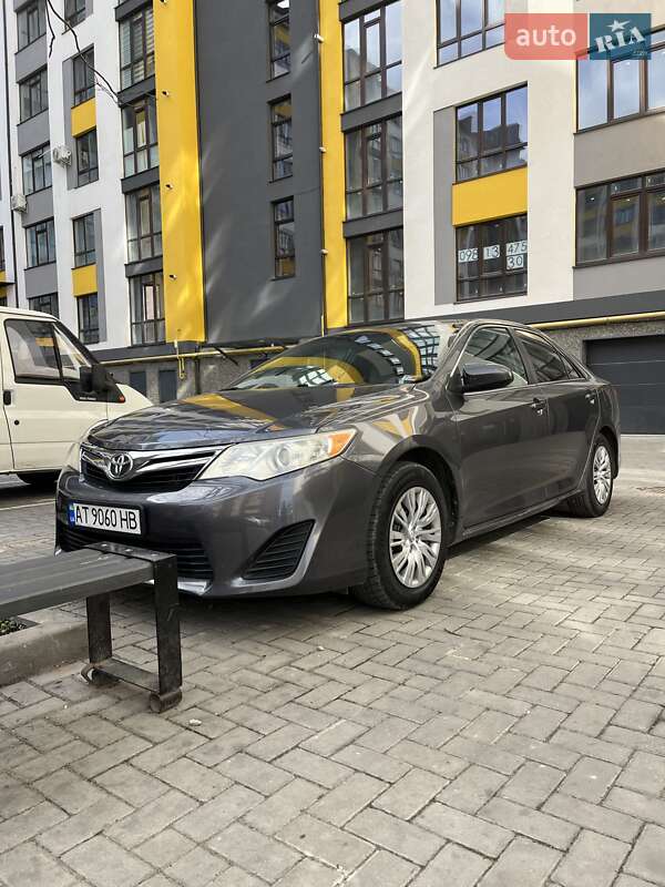 Седан Toyota Camry 2014 в Ивано-Франковске