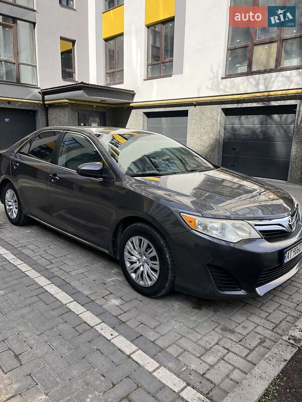 Седан Toyota Camry 2014 в Ивано-Франковске