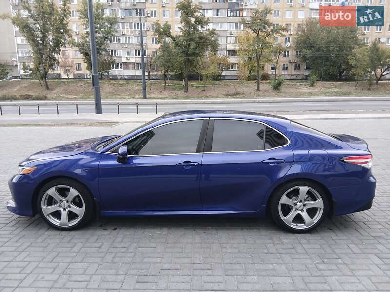Седан Toyota Camry 2018 в Дніпрі