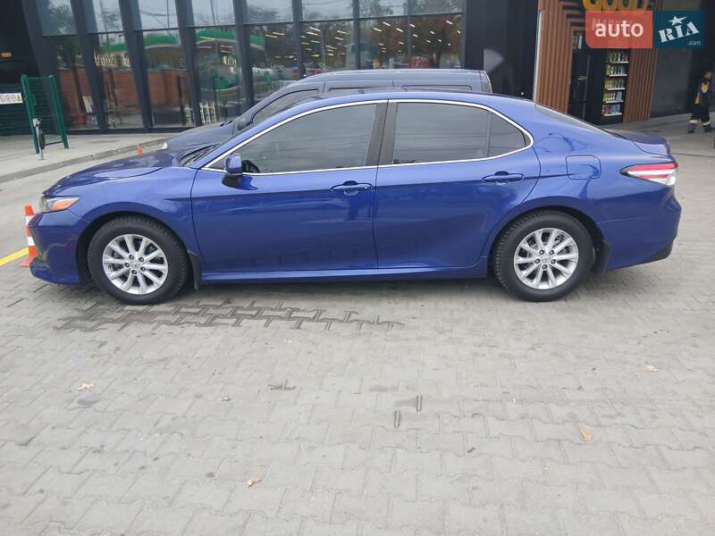Седан Toyota Camry 2018 в Дніпрі