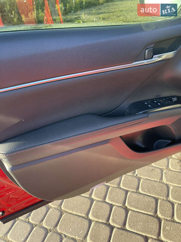 Седан Toyota Camry 2018 в Львові