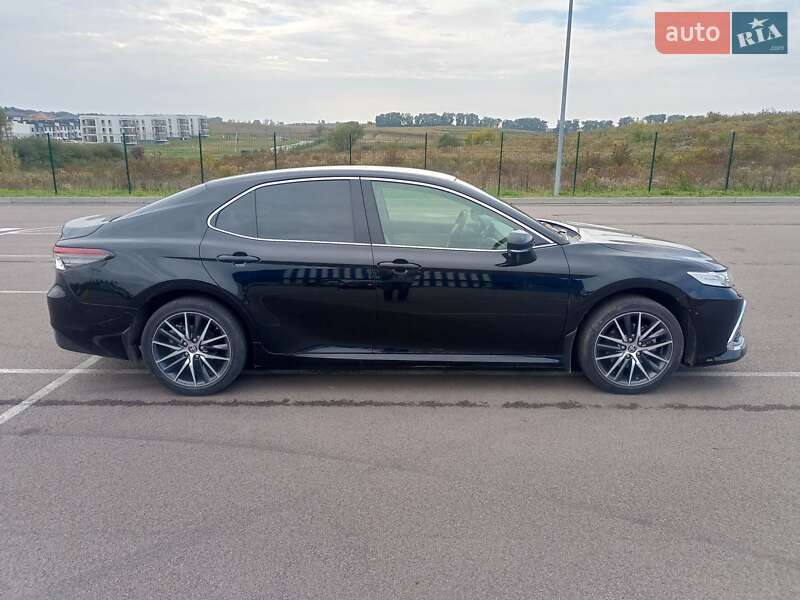 Седан Toyota Camry 2021 в Ровно