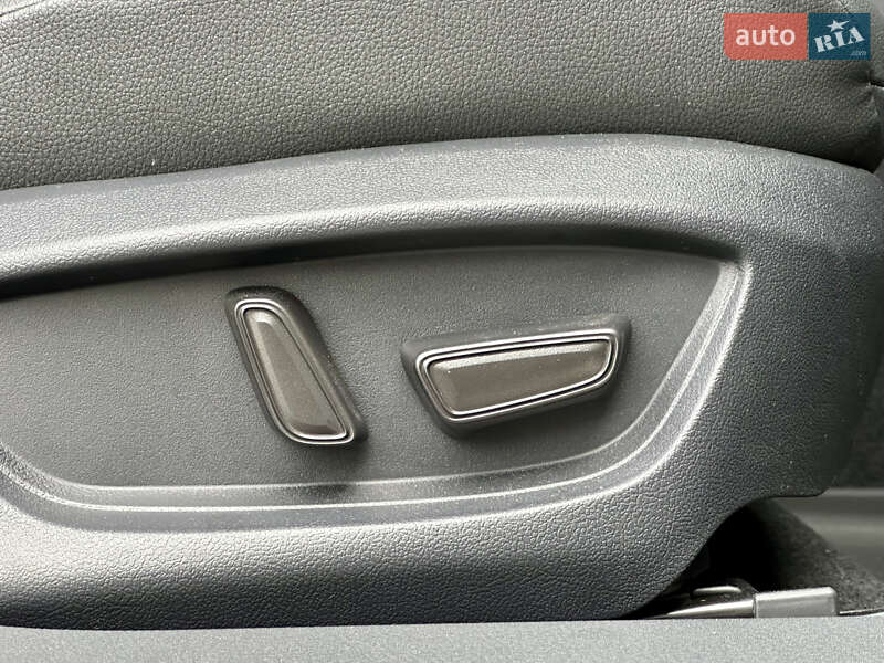 Седан Toyota Camry 2024 в Києві