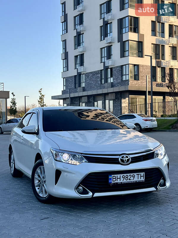 Седан Toyota Camry 2015 в Кропивницком