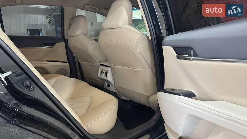 Седан Toyota Camry 2019 в Ужгороді