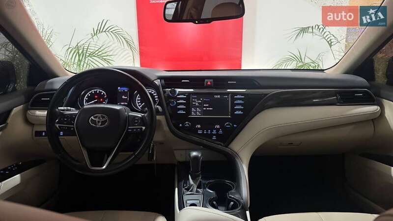 Седан Toyota Camry 2019 в Ужгороді