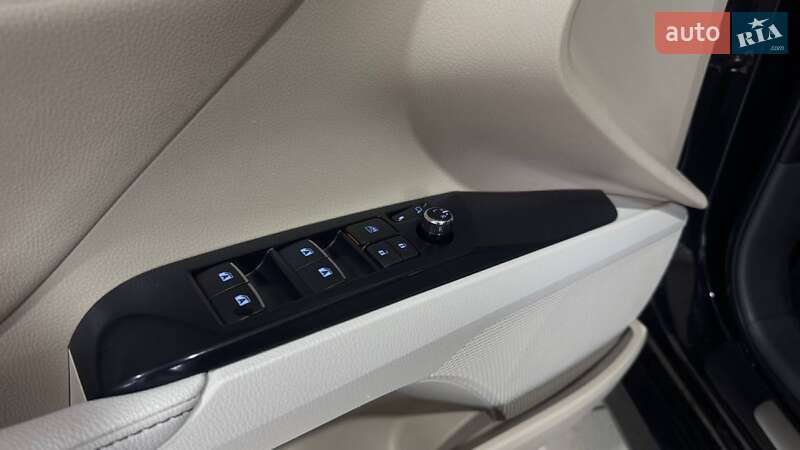 Седан Toyota Camry 2019 в Ужгороді