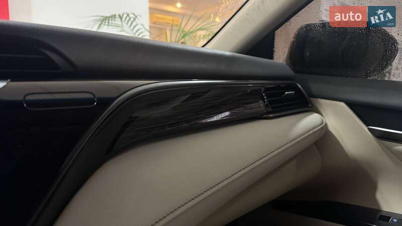 Седан Toyota Camry 2019 в Ужгороді