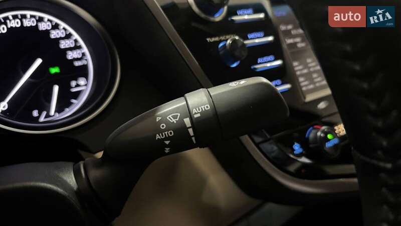 Седан Toyota Camry 2019 в Ужгороді