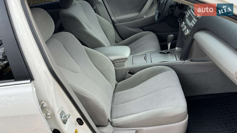 Седан Toyota Camry 2011 в Виннице