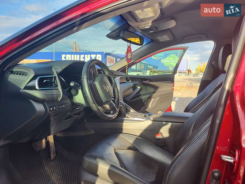 Седан Toyota Camry 2018 в Тернополе