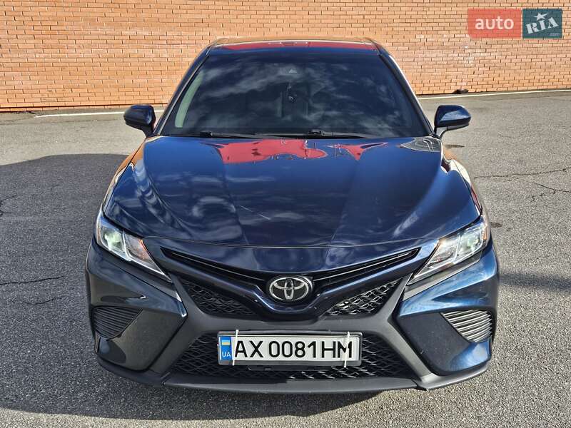 Седан Toyota Camry 2018 в Киеве