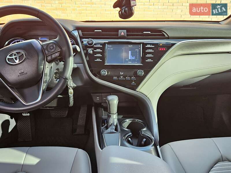 Седан Toyota Camry 2018 в Киеве