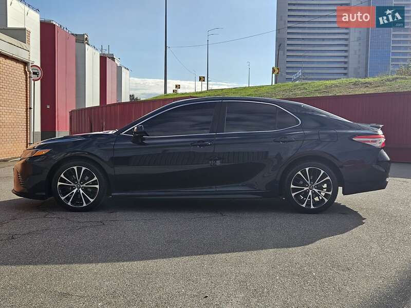 Седан Toyota Camry 2018 в Киеве