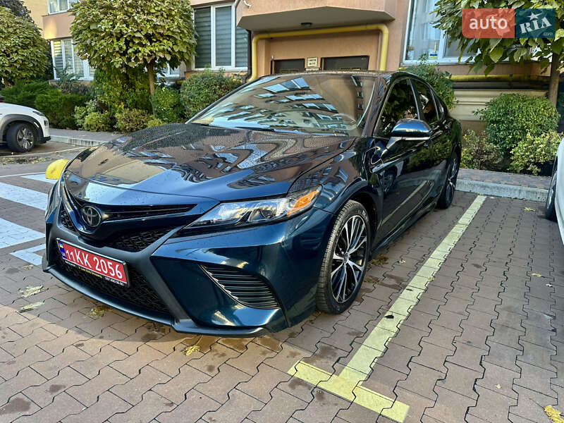 Седан Toyota Camry 2020 в Києві