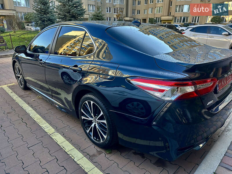 Седан Toyota Camry 2020 в Києві