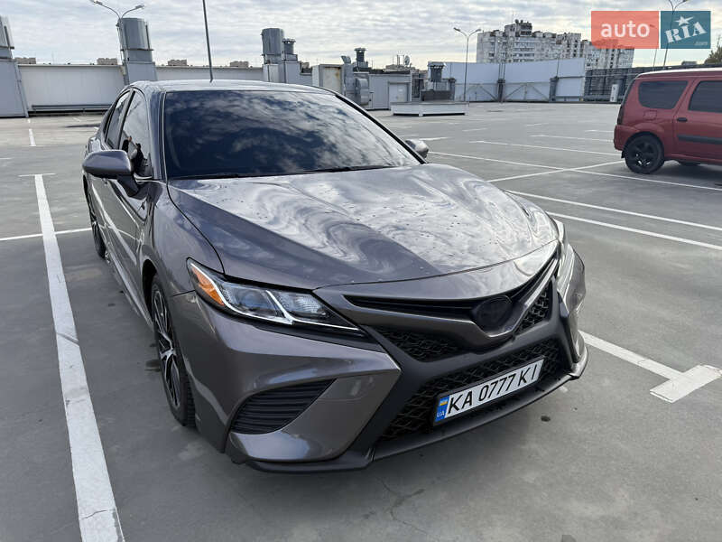 Седан Toyota Camry 2018 в Києві