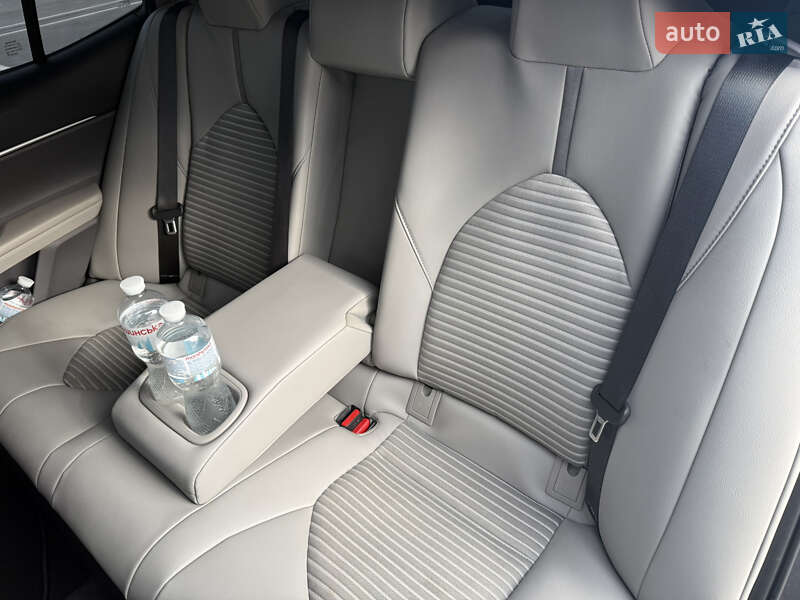 Седан Toyota Camry 2018 в Києві