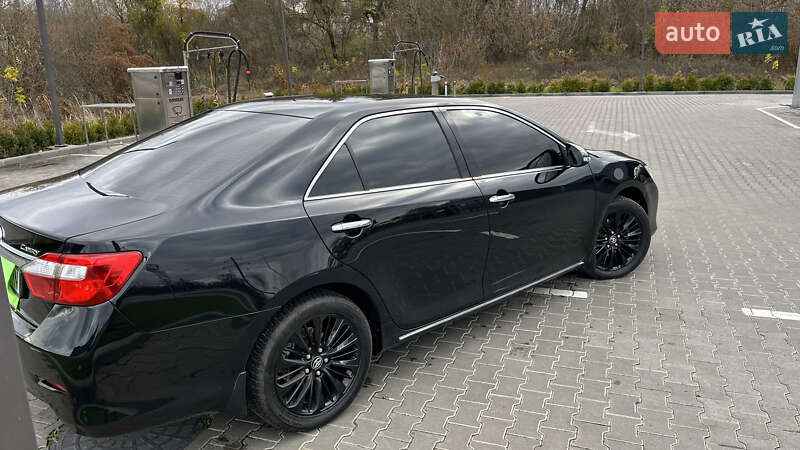 Седан Toyota Camry 2014 в Киеве