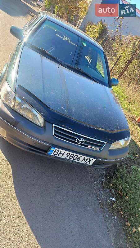 Седан Toyota Camry 1998 в Одессе