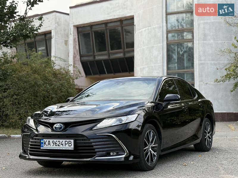 Седан Toyota Camry 2023 в Дніпрі