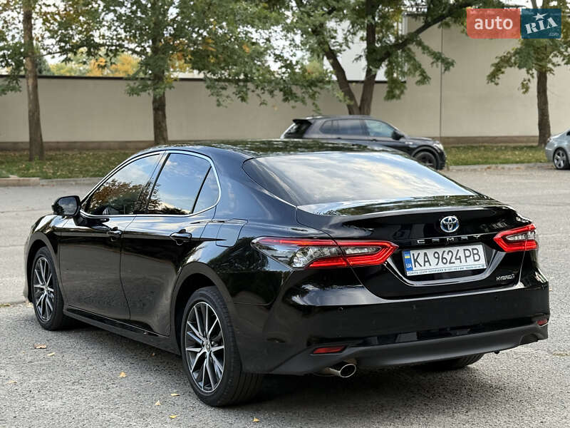 Седан Toyota Camry 2023 в Дніпрі