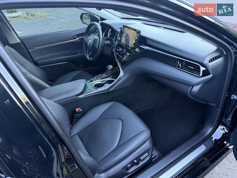Седан Toyota Camry 2023 в Дніпрі