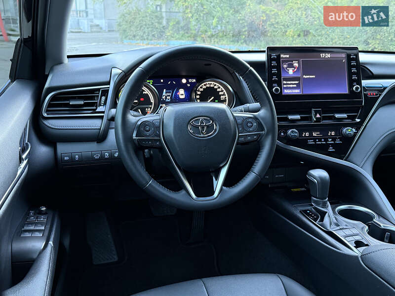 Седан Toyota Camry 2023 в Дніпрі