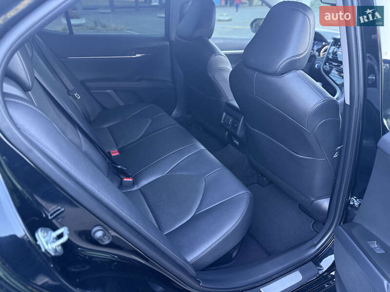 Седан Toyota Camry 2023 в Дніпрі