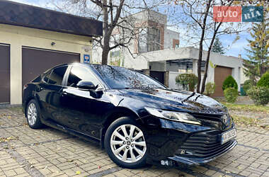 Седан Toyota Camry 2019 в Киеве
