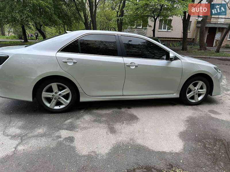 Седан Toyota Camry 2014 в Киеве