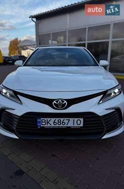 Седан Toyota Camry 2024 в Ровно