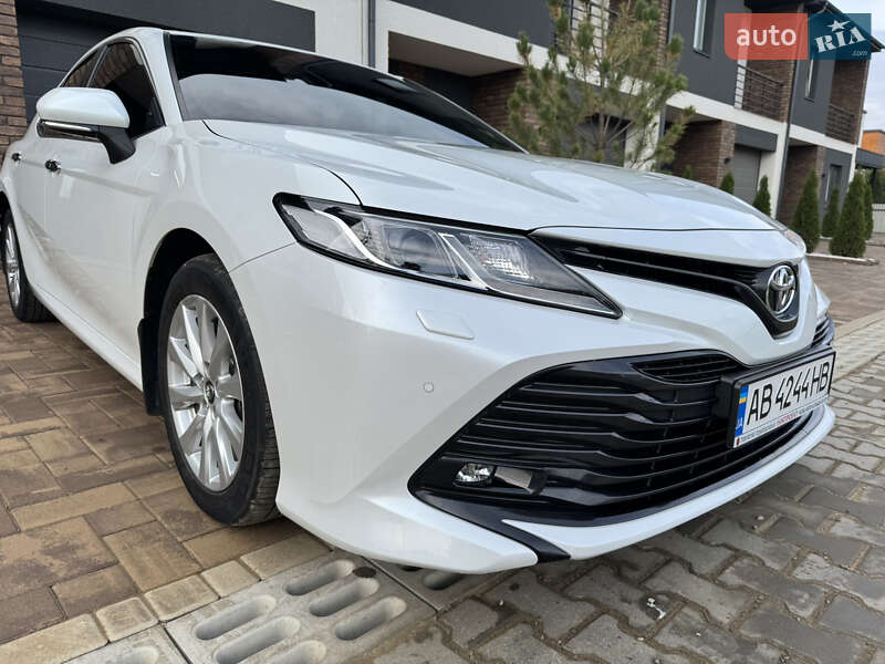Седан Toyota Camry 2017 в Чернівцях