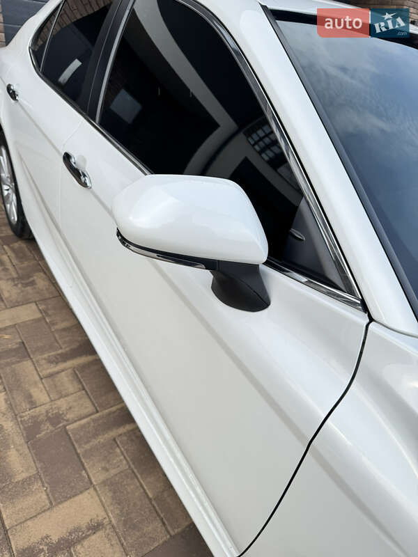 Седан Toyota Camry 2017 в Чернівцях