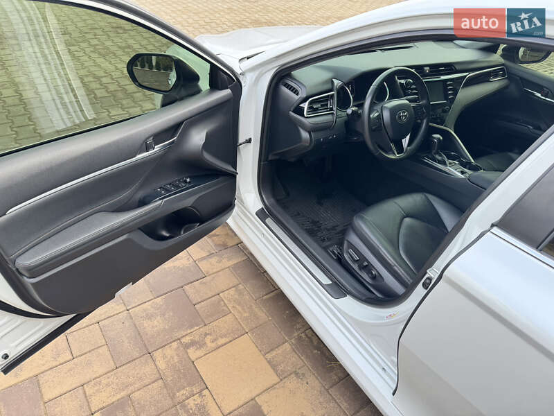 Седан Toyota Camry 2017 в Чернівцях