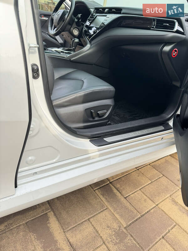 Седан Toyota Camry 2017 в Чернівцях