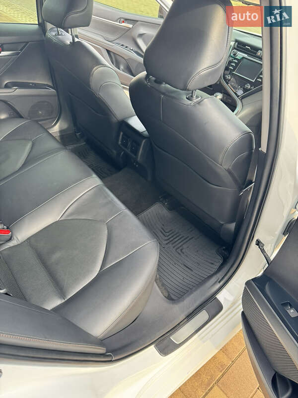 Седан Toyota Camry 2017 в Чернівцях