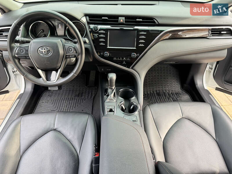 Седан Toyota Camry 2017 в Чернівцях