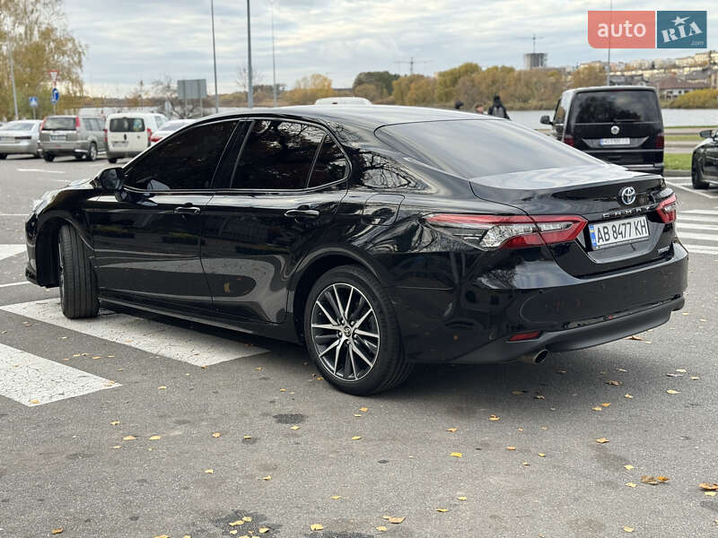 Седан Toyota Camry 2023 в Виннице